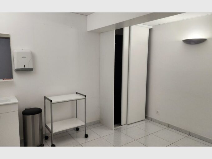 LOCAL PLUS PLACE DE PARKING en sous-sol