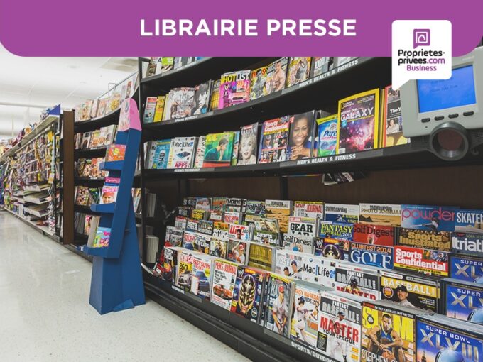 75007 PARIS –  Presse Librairie jouets souvenirs Tour Eiffel