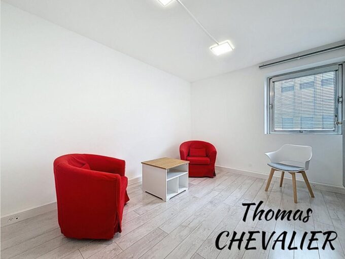 Bureaux / murs professionnels INNOCUPÉS actuellement AVEC Ascensuer à vendre 45 m²  Colmar HYPER-CENTRE “Place des Martyrs et de le Resitance”