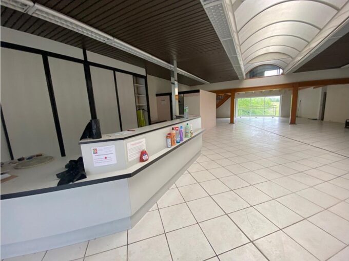 EXCLUSIVITE SAINTES – Local commercial  226  m² avec parking  8 places Centre ville de SAINTES