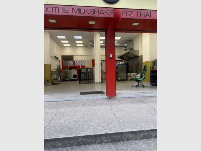 À VENDRE  Restaurant avec Appartement + Grand Sous-Sol