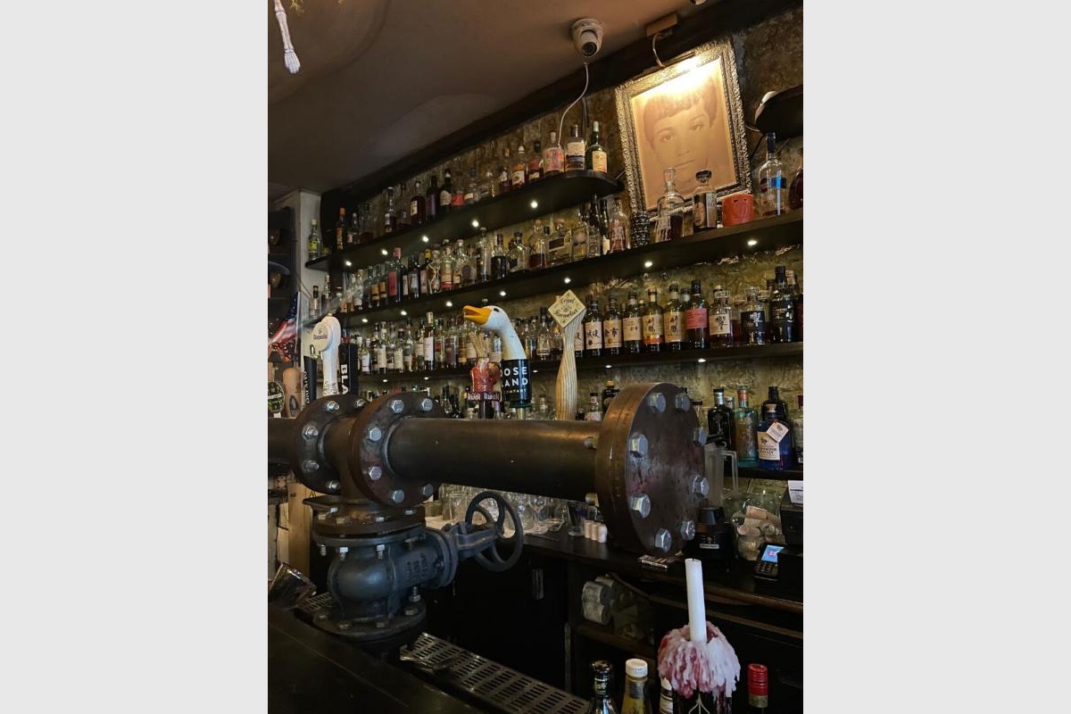 PARIS 11ème – BASTILLE – BAR D’AMBIANCE UNIQUE + APPARTEMENT – LICENCE IV – 148 m² AU TOTAL